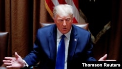 El presidente Donald Trump conversa con un grupo de periodistas reunido en la Casa Blanca, el 23 de septiembre de 2020.