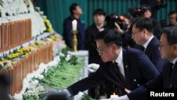 တောင်ကိုရီးယား Jeju လေကြောင်းလိုင်းလေယာဥ်ပျက်ကျပြီး ကွယ်လွန်သူ ၁၇၅ ဦးအတွက် အောက်မေ့ဖွယ်ဈာပနအခမ်းအနားကို ယာယီသမ္မတ Choi Sang-mok တက်ရောက်လာစဥ်။ 