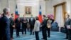 La presidenta de Taiwán, Tsai Ing-wen, recibe a miembros del Congeso de EEUU en Taipei el 21 de febrero de 2023.
