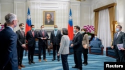La presidenta de Taiwán, Tsai Ing-wen, se reúne con el legislador demócrata de EEUU Ro Khanna y otros miembros de la delegación estadounidense en la oficina presidencial en Taipei, Taiwán, el 21 de febrero de 2023.