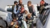 FILE - Warga Suriah yang menjadi pengungsi di Lebanon kembali ke negara asal mereka setelah melakukan perjalanan ke provinsi Idlib utara yang dikuasai oposisi melalui penyeberangan Aoun al-Dadat di utara Manbij, 9 Oktober 2024. (Bakr ALKASEM / AFP)