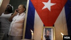 La Dama de Blanco Laura Pollán rinde tributo a la memoria de Orlando Zapata en su casa en La Habana.