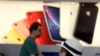 Suasana di sebuah toko Apple di Beijing, China, 10 Mei 2019. (Foto: dok).