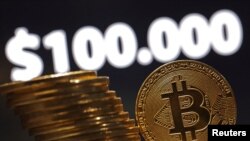 美国候任总统特朗普决定任命一位加密货币支持者担任美国证券监管机构负责人，刺激比特币首次突破10万美元大关。(路透社：2024年12月5日)