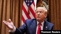 En una orden ejecutiva, Trump anunció que Estados Unidos va a bloquear las propiedades o activos de cualquier funcionario del tribunal de La Haya que esté involucrado en la investigación.