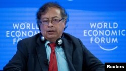 El presidente de Colombia, Gustavo Petro, asiste a la sesión 'Liderazgo para América Latina' durante el Foro Económico Mundial (FEM) 2023 en Davos, Suiza, el 18 de enero de 2023.