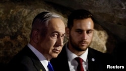 El primer ministro israelí, Benjamin Netanyahu, asiste a una ceremonia el día de Conmemoración del Holocausto en el Salón de la Conmemoración de Yad Vashem, el Centro Mundial de Conmemoración del Holocausto, en Jerusalén, el 6 de mayo de 2024. REUTERS