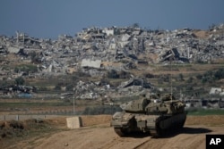 Soldados israelíes toman posiciones cerca de la frontera de la Franja de Gaza, en el sur de Israel, el domingo 7 de enero de 2024. (Foto AP/Ohad Zwigenberg)