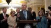 Jefe republicano del Senado EEUU dice pedido de fondos de Biden no será aprobado sin "solución fronteriza"