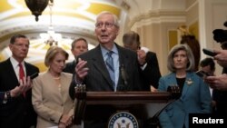 El líder republicano en el Senado de EEUU, Mitch McConnell, habla a la prensa tras un almuerzo del caucus de su partido, en el Capitolio de Washington D. C., el 7 de noviembre de 2023.