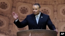 ARCHIVO - El comentarista conservador Dan Bongino habla en la conferencia anual del Comité de Acción Política Conservadora en National Harbor, Maryland, el 6 de marzo de 2014