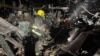 Los bomberos trabajan en el lugar de un almacén gravemente dañado durante un ataque con drones rusos, en medio del ataque de Rusia a Ucrania, en la región de Kiev, Ucrania, publicado el 21 de diciembre de 2023.