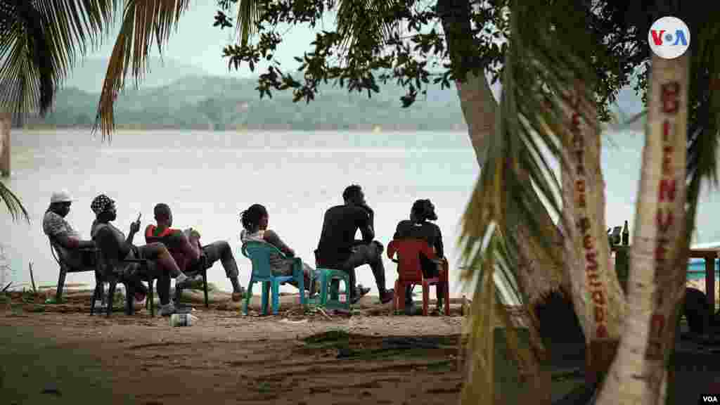 En Capurgan&#225; los migrantes descansan en refugios organizados por los gu&#237;as que los llevar&#225;n a trav&#233;s de la selva.