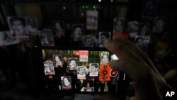 Activistas muestran fotografías de periodistas asesinados en México durante una protesta en la Ciudad de México, el lunes 10 de julio de 2023.