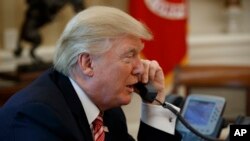 El presidente Donald Trump en foto de archivo durante una conversación telefónica con el primer ministro irlandés Leo Varadkar, el 27 de junio de 2017.
