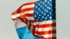 ARCHIVO - Banderas nacionales de Estados Unidos y Rusia ondean al viento en el aeropuerto moscovita de Vnukovo, Rusia, para dar la bienvenida a un dignatario estadounidense, el 11 de abril de 2017. 