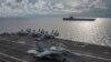 Un avión caza F18 Hornet aterriza en el portaaviones estadounidense Ronald Reagan, en patrullaje en el área en disputa del Mar Sur de China.