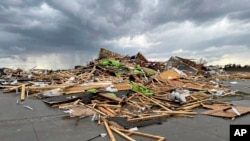 Los escombros de una casa yacen al noroeste de Omaha, Nebraska, el viernes 26 de abril de 2024, después de que una tormenta pasó por el área. 