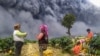 Para petani memanen kentang saat Gunung Sinabung erupsi, di Kabupaten Karo, Sumatra Utara, 10 Agustus 2020. (Foto: Sastrawan Gintin/Antara via Reuters)