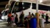 Migrantes evalúan opciones mientras México los transporta desde la frontera de EE.UU.