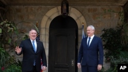 El secretario de Estado de EE.UU., Mike Pompeo, (izquierda) se reúne con Benny Gantz, líder del Partido israelí Azul y Blanco en Jerusalén, el 13 de mayo de 2020.