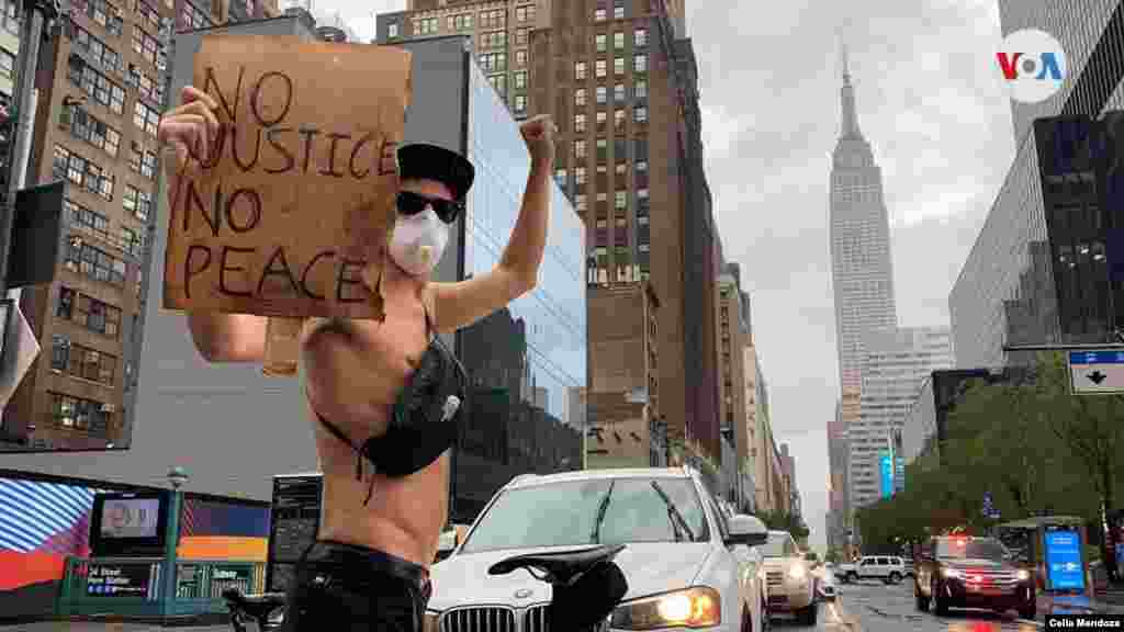 &quot;Sin justicia no hay paz&quot;, uno de los lemas de las protestas por la muerte de George Floyd. Foto: Celia Mendoza-VOA 