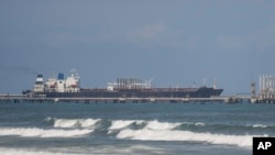 Un barco petrolero atracado en la refinería El Palito cerca de Puerto Cabello, Venezuela, el lunes 29 de enero de 2024. (Foto AP/Matías Delacroix)