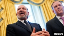 ARCHIVO - Howard Lutnick, elegido por el presidente estadounidense Donald Trump para ser secretario de Comercio, habla en la Oficina Oval de la Casa Blanca, en Washington, el 14 de febrero de 2025.