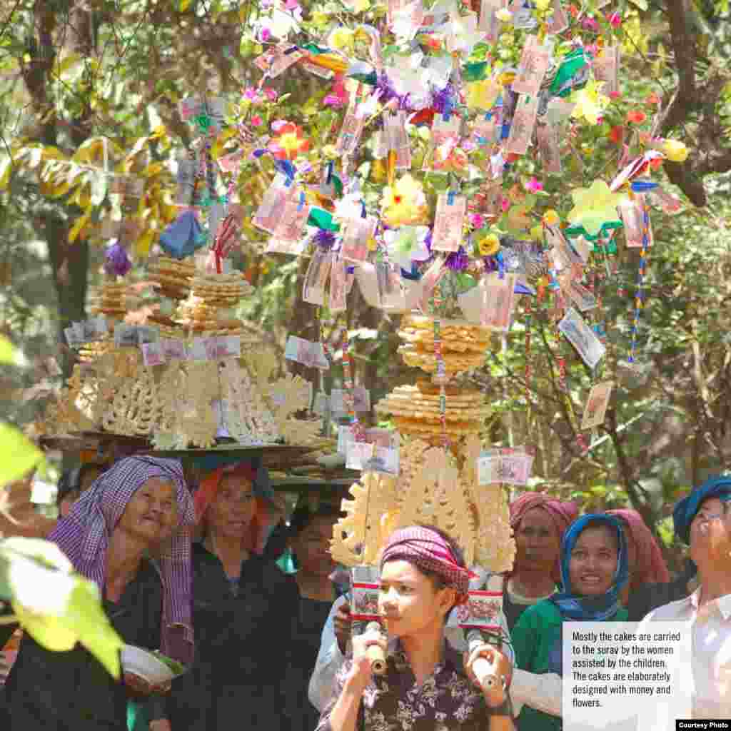 ជាទូទៅ​នំ​បានហែ​​នាំ​ចេញ​ទៅ​​ក្នុង​វិហារ​សូរ៉ាវ​ដោយ​នារី​ដែល​មាន​ជំនួយ​ពី​កុមារ​។ នំ​ទាំង​នោះ​ ត្រូវ​បាន​រចនា​ឡើង​ដោយ​មាន​ដាក់​លុយ​និង​ផ្កា។ ​(រូបថត​ផ្តល់​ឲ្យ​ដោយDC-Cam)