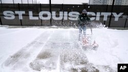 Un hombre aparta la nieve con una barredora automática en St. Louis, EEUU, el 5 de enero de 2025.